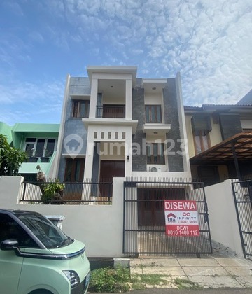 rumah sewa 3 lantai di Taman permata buana dengan 4 kamar tidur lokasi dalam cluster tenang dan nyaman