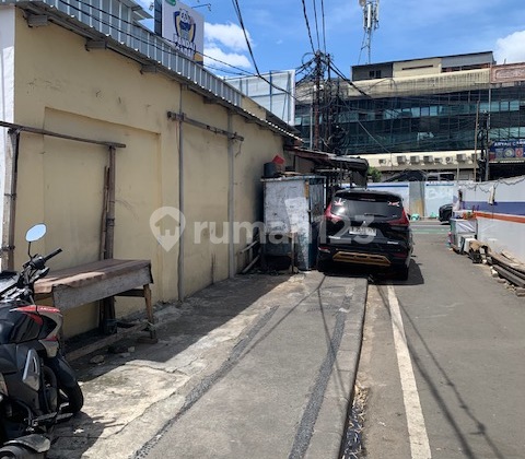 Kiosk not far from the Tanah Abang project, suitable for warehouse business, office, strategic and very crowded location.