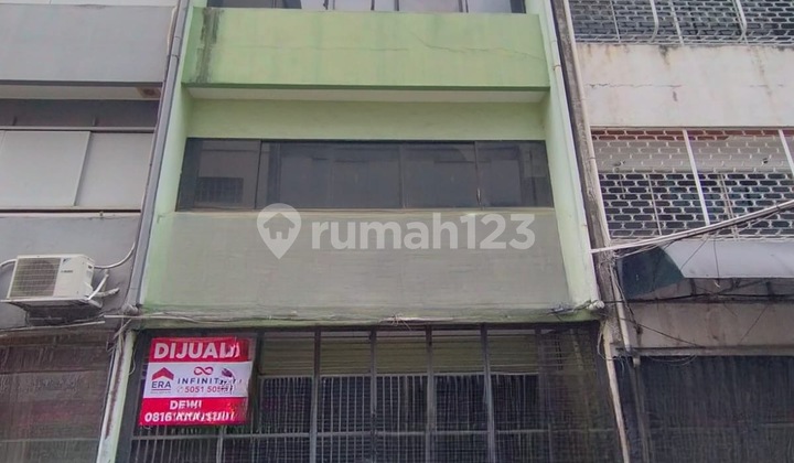 Row houses and single shophouses in the business center of Pinangsian, Jakarta 2