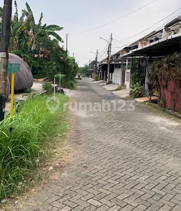 A hook house in the Kosambi Kresek housing complex, suitable for courses and playgroups. 2