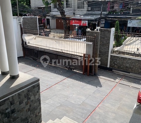 rumah mewah dan besar cocok untuk klinik , kantor di jalan ramai jalan kebon raya kedoya 2