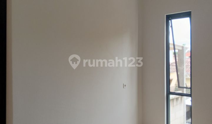 Rumah Siap Huni di Yapen Nusaloka BSD Dekat Pasar Modern BSD dan Stasiun Rawabuntu