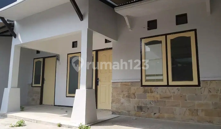 Safira Permata House near Lidah Kulon, close to Unesa Lidah Campus, near PTC. Safira Permata House near Lidah Kulon, close to Unesa Lidah Campus, near PTC.