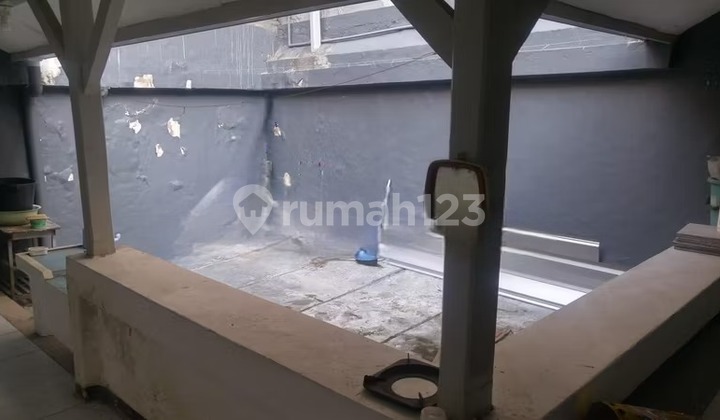 House on Jl Cempaka. Tegalsari City Center, Close to 2