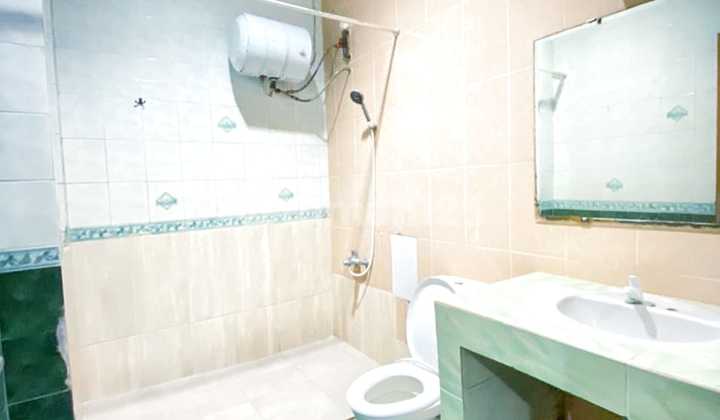 For Sale: Boarding House with 31 Bedrooms Near the University