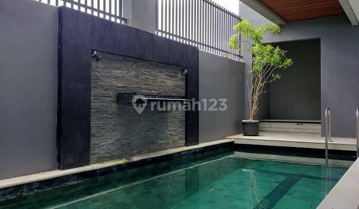 Rumah mewah 2 lantai di Jalan kesambi kerobokan badung