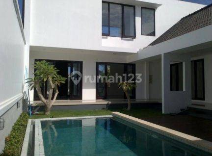 Rumah Mewah 2 lantai dg taman yg luas ditukad badung renon