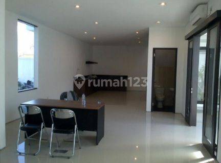 Rumah Mewah 2 lantai dg taman yg luas ditukad badung renon