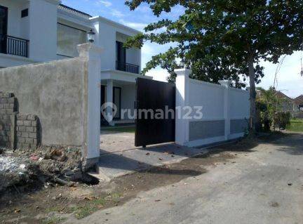 Rumah Mewah 2 lantai dg taman yg luas ditukad badung renon