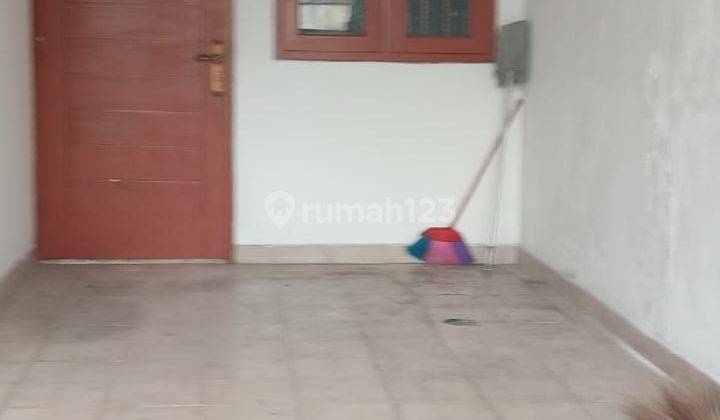 Rumah dua lantai siap huni jalan dua mobil dekat jalan besar. 2