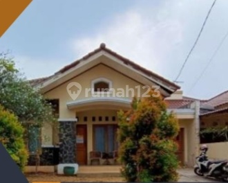 Rumah Terawat Pia Lelang