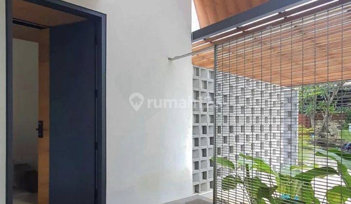 Rumah 2 Lantai Furnished Dalam Komplek Lokasi Tenang, 2