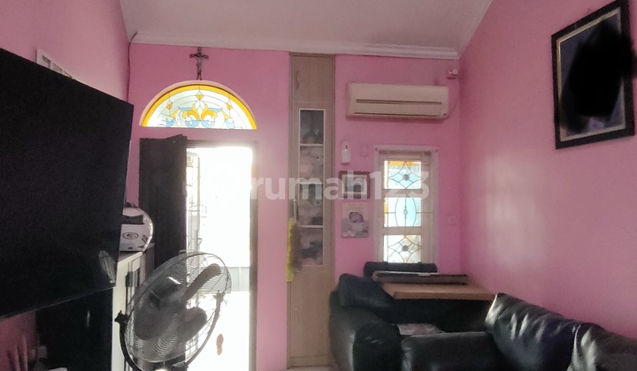 Rumah Depan Taman. Lokasi Strategis.