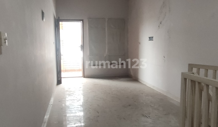 Dijual Cepat Rumah 2 Lantai. Sudah Renovasi 2 Lantai 4 Kamar Tidur
