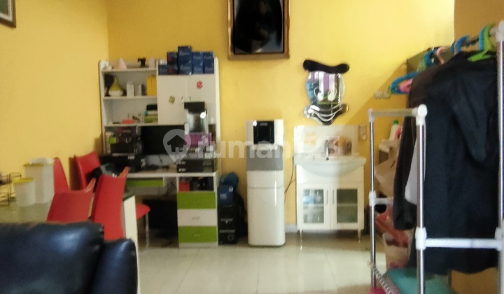 Rumah Depan Taman. Lokasi Strategis. 2