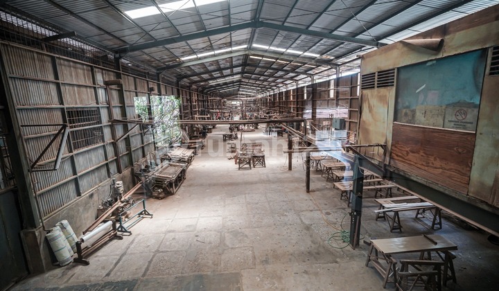 Good Workshop, Affordable Price, Rare Find on Jl Pegangsaan Dua, 40ft Container, North Jakarta. Good Workshop, Affordable Price, Rare Find on Jl Pegangsaan Dua, 40ft Container, North Jakarta.