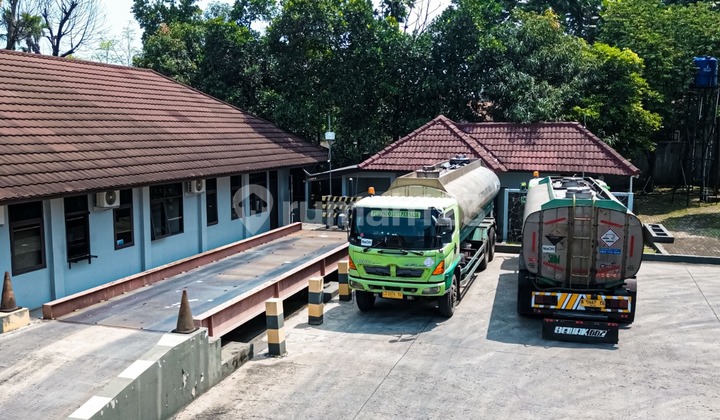 Ready-to-Live Warehouse with Parking for Small Trucks and Containers, Strategic Location, Near Padalarang Toll Road, West Java. Ready-to-Live Warehouse with Parking for Small Trucks and Containers, Strategic Location, Near Padalarang Toll Road, West Java.