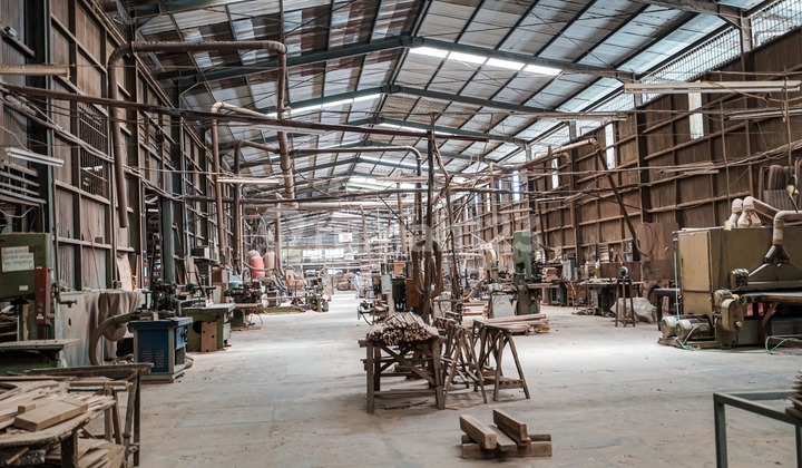 Good Workshop, Affordable Price, Rare Find on Jl Pegangsaan Dua, 40ft Container, North Jakarta. Good Workshop, Affordable Price, Rare Find on Jl Pegangsaan Dua, 40ft Container, North Jakarta.