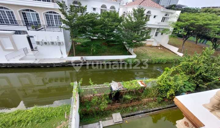 South, For Sale: PIK House, Pantai Indah Kapuk, Goldcoast Avenue  
Size 15x30, 2.5 floors. PPJB  
With pool, facing the lake  
4+1 bedrooms & bathrooms, well-maintained. South. Luxurious, Price 18M negotiable. Contact Chen Su Fen at 085311469655, thank you.