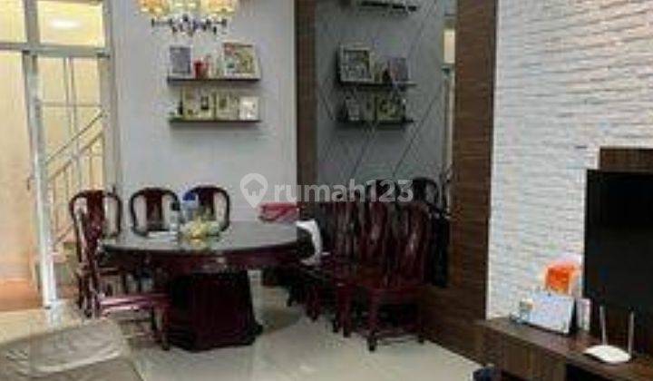 Dijual rumah di Garden House, PIK, type Classic 8x17M, 2 lantai, 
4KT+1, 
3KM+1, 
SHM, 
LT 136M
LB 250
Listrik 7700
Semi Furnish (Meja makan, Kitchen Set - Kompor + Kulkas, Mesin cuci, Water heater, 4 AC, Sofa, Lemari, Bed, Nakas Etc), Renovated - siap pa 2