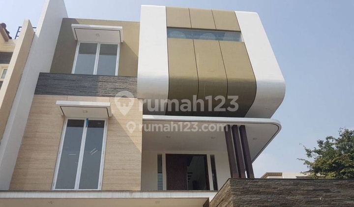 Beautiful Katamaran
North West. 
Land Area: 13x27.5 (358m2). 
Building Area: +/-800m2. 
6+1 Bedrooms and Bathrooms. 
Electricity 5500
Facing North 
IDR 16B. 
PPJB (HGB Certificate at Developer - Agung Sedayu)