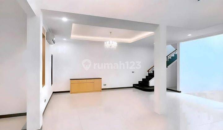 Rumah 2 Lantai di Pondok Hijau, Pondok Indah
Jakarta Selatan

Luas Tanah 202 m2 / Luas bangunan 280 m2
Km Tidur 4 , 
Km Mandi 4
Garasi 1 mbl,  Carport 1 mbl , 
Kamar ART 1 , Kamar Mandi ART 1.
SHM, IMB, 
Hadap Selatan
Harga 9,5M 1