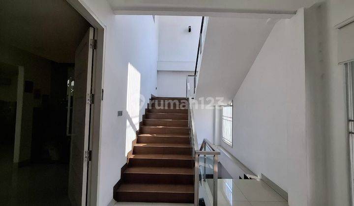 Dijual
Rumah Jelambar
Model Minimalis
LT 315 ( 15 x 21 )
LB 900 - 1000 
KT 4+1
KM 4+1
5 Lantai
SHM
Semi Furnished 
Lantai 1 bisa Buat Usaha Owner Pake Utk Garmen
Jalan Depan Lebar

Harga 13.5M Nego Sampe Jadi. 2