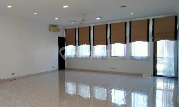 Rumah Mewah dengan Kolam Renang di Daerah Strategis Kemang Jakarta Selatan 2