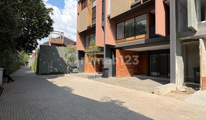 For Sale New 3-Storey House + Rooftop, Strategic Location Near Jorr Toll Road 2