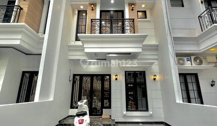 Dijual Rumah Baru 3 Lantai Dalam Cluster Bergaya American Classic 1