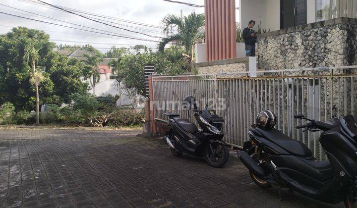 3-storey house in the Samatha Mumbul South Kuta housing complex 1