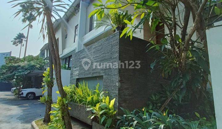 Rumah 3 Lantai SHM Bagus dekat ke Pondok Indah 2