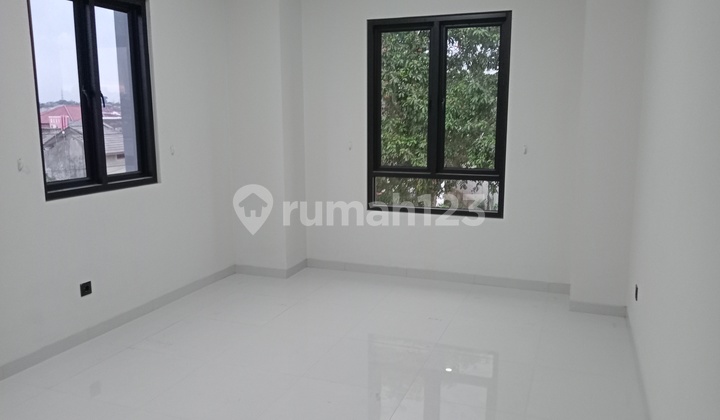 Rumah Mewah 2,5 Lantai Dekat Pintu Tol Pamulang Di Ciputat Tangerang Selatan 