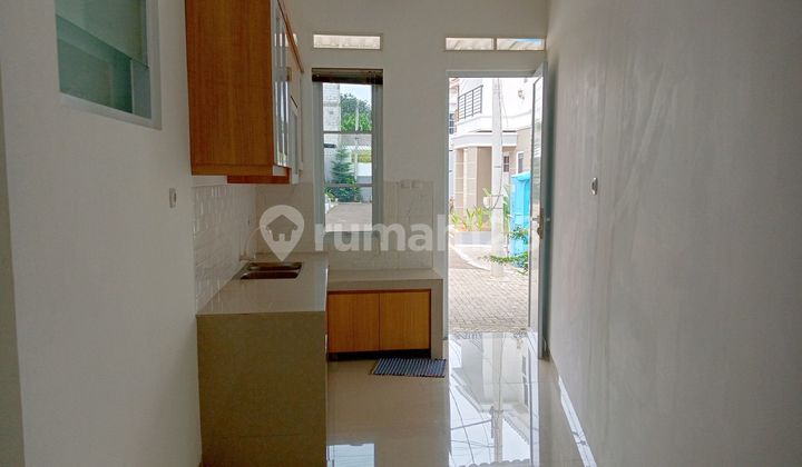 Rumah 2 Lantai Gaya American Classic Dekat Pintu Tol Kukusan Di Beji Depok 