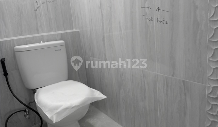 Rumah Mewah 2,5 Lantai Bebas Banjir Shm Dekat Kampus Uin Di Ciputat Tangerang Selatan 