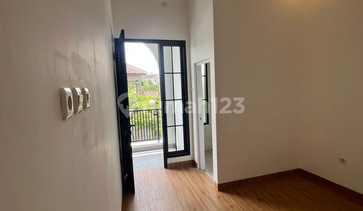 Dijual Murah Rumah Bergaya American Classic Strategis Dekat Pintu Tol Kukusan di Tanah Baru Beji Depok 2