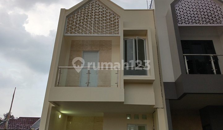 Rumah Moderen Dijual 2,5 Lantai Rooftop Bebas Banjir Dekat Stasiun Mrt Lebak Bulus Di Ciputat Tangerang Selatan Rumah Moderen Dijual 2,5 Lantai Rooftop Bebas Banjir Dekat Stasiun Mrt Lebak Bulus Di Ciputat Tangerang Selatan