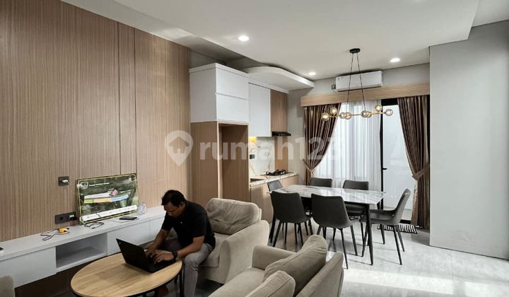 Rumah Bergaya Tropical Moderen 3 Lantai Bebas Banjir Dekat Kampus Ui dan Stasiun KRL di Grogol Depok