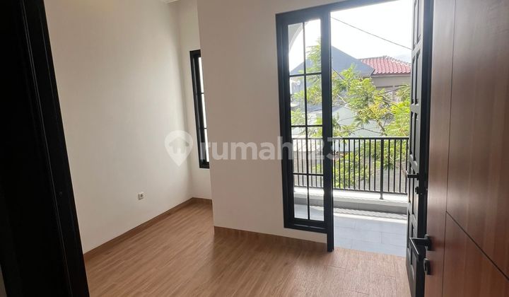 Dijual Murah Rumah Bergaya American Classic Strategis Dekat Pintu Tol Kukusan di Tanah Baru Beji Depok