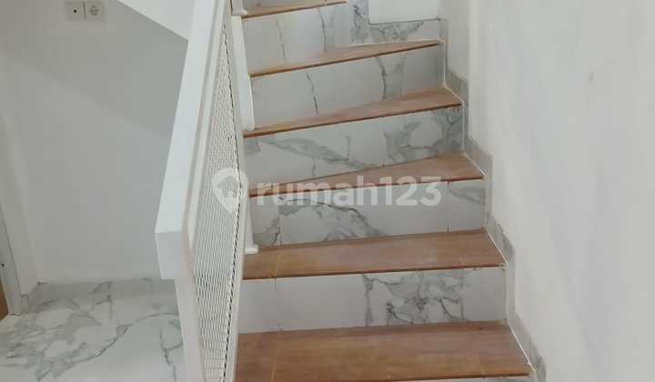 Rumah Moderen 2 Lantai Strategis Dekat Stasiun Depok Baru Di Beji Depok 