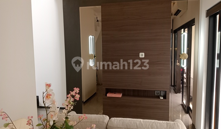 Rumah Moderen 2,5 Lantai Dekat Akses Tol Fan Kreta Mrtdi Cinangka Depok 