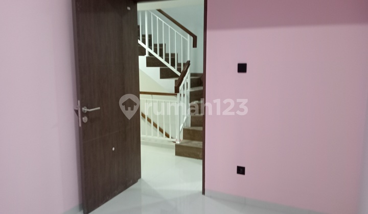 Rumah Cantik 2,5 Lantai Rooftop Bebas Banjir Dekat Gerbang Tol Pamulang Di Ciputat Tangerang Selatan 