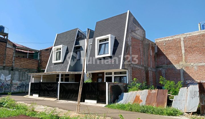 2-Story House with 3 Bedrooms Near MRT Station in Ciputat, South Tangerang 2-Story House with 3 Bedrooms Near MRT Station in Ciputat, South Tangerang