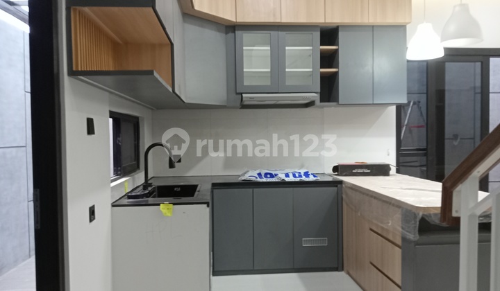 Rumah Mewah 2,5 Lantai Bebas Banjir Shm Dekat Kampus Uin Di Ciputat Tangerang Selatan 