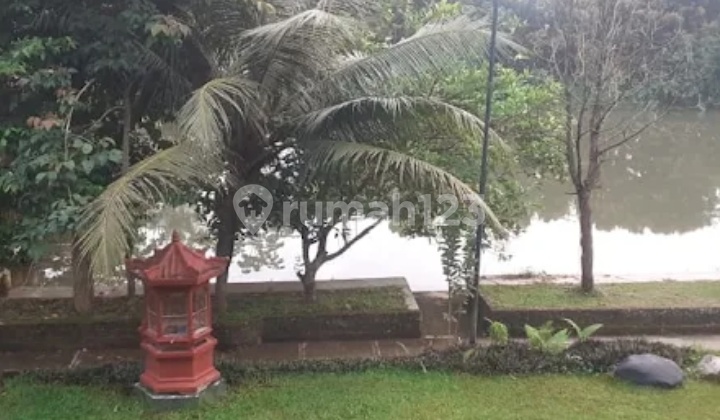 Bonus Land with Beautiful Villa, Fish Pond, Suitable for Villa Rental Business, Strategic Location Near Puncak in Parung, Bogor.