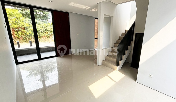 Rumah Mewah 2 Lantai Dekat Terminal Bus Way Dan Stasiun Mrt Lebak Bulus Di Tangerang Selatan 