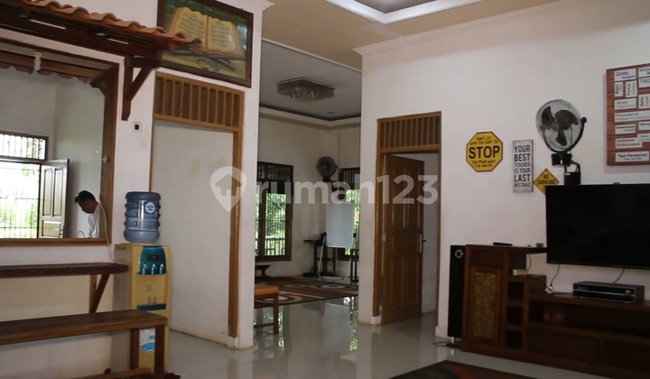 Luxury Villa for Sale Cheap, Equipped with Gazebo, Fish Pond, Play Area, Flood-Free, Near Bojong Gede Station in Parung, Bogor.