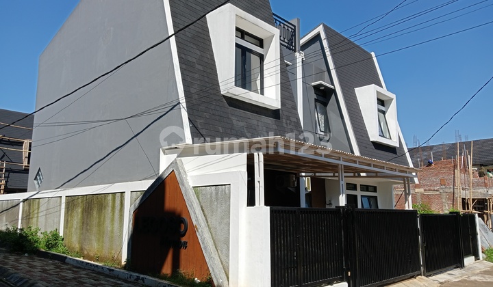 American Modern Style Flood-Free House Near Toll Gate in Ciputat, South Tangerang