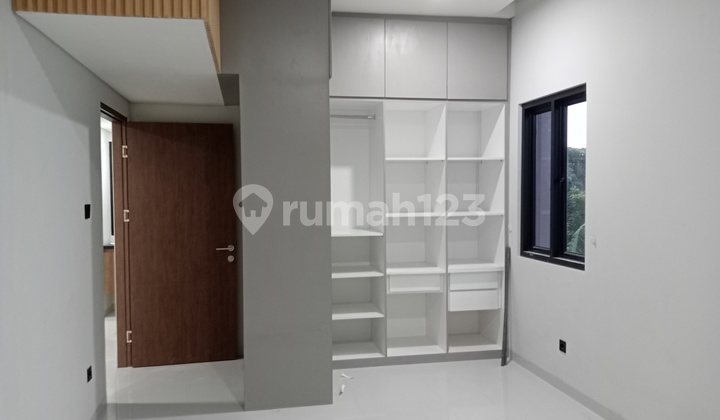 Rumah Mewah 2,5 Lantai Dekat Pintu Tol Pamulang Di Ciputat Tangerang Selatan 