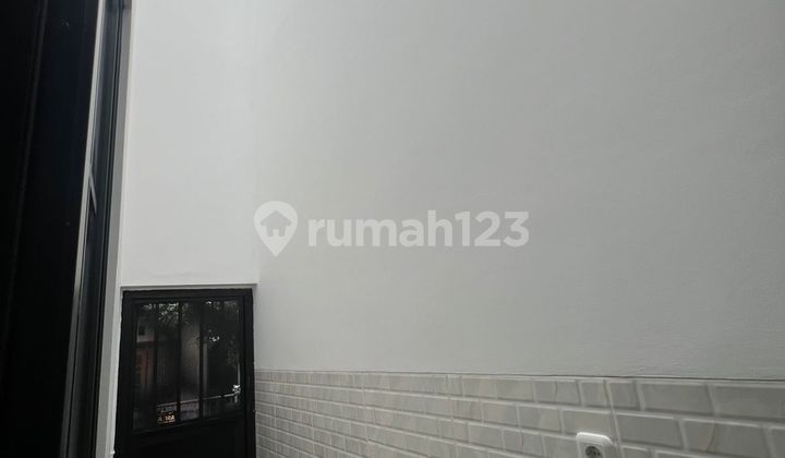 Rumah Moderen 4 Kamar Tidur 2 Carport Bebas Banjir Nempel Jakarta di Tanah Baru Beji Depok 2